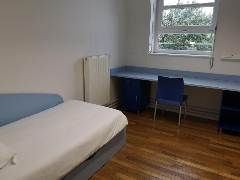 Single Room with Bathroom image 1