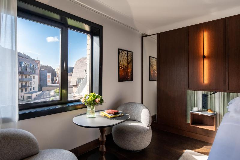 Deluxe King Room with Garden View image 4