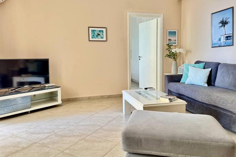 Blue Spacious Sea View Apartment - image 3