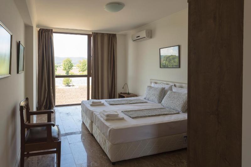 Deluxe Two-Bedroom Apartment with Sea View image 4