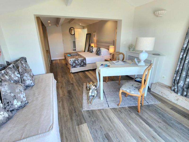 Deluxe Suite with Terrace and Sea View  image 2