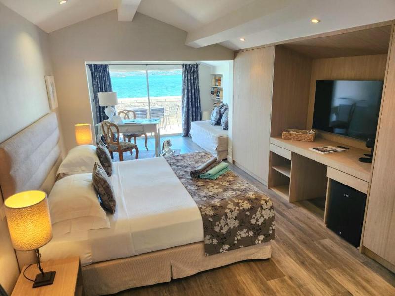 Deluxe Suite with Terrace and Sea View  image 3