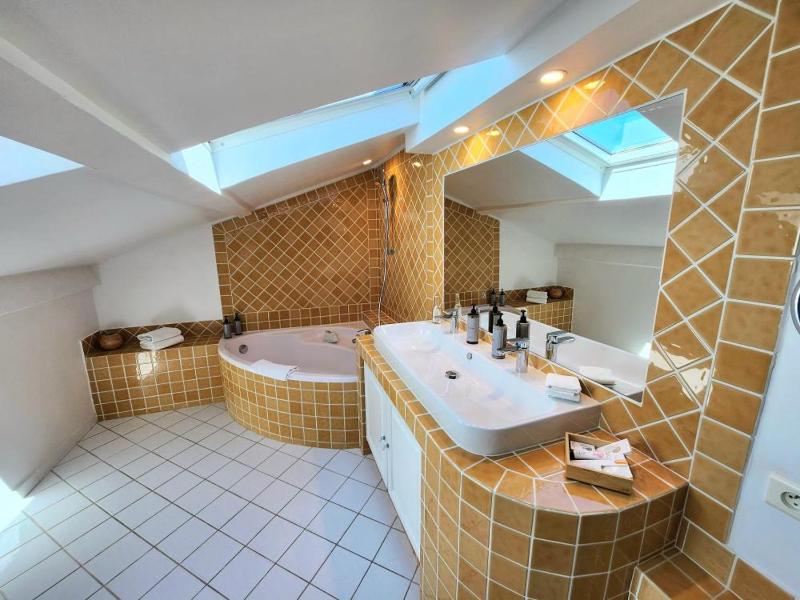 Deluxe Suite with Terrace and Sea View  image 4