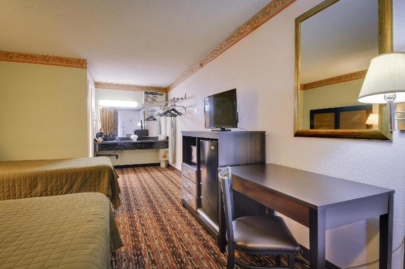 Queen Queen Bed Room image 2