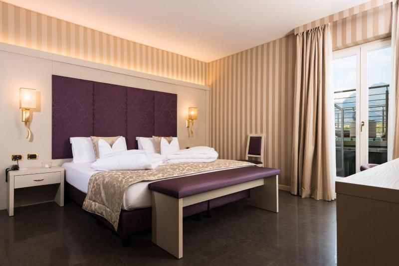 Deluxe King Suite image 4