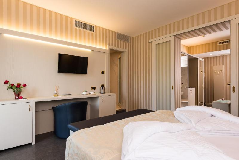 Deluxe King Suite image 3
