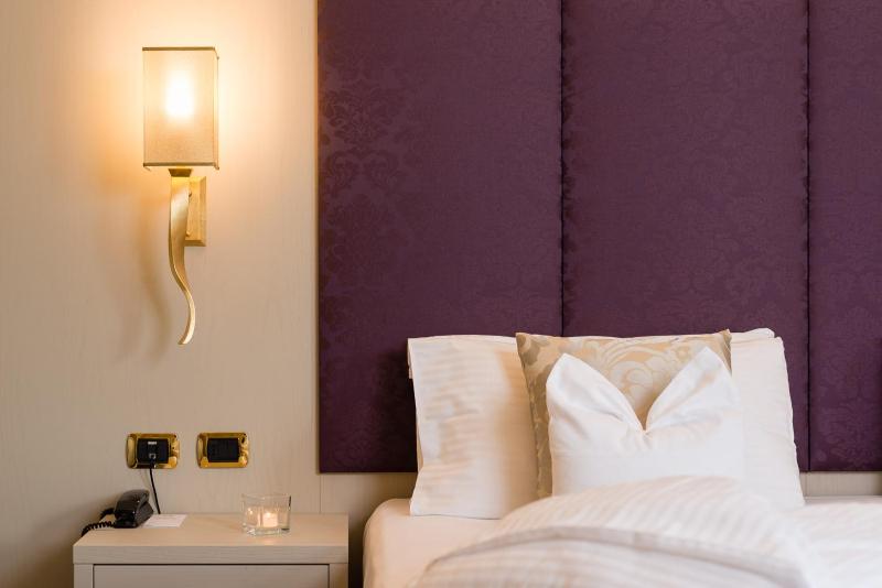 Deluxe King Suite image 2