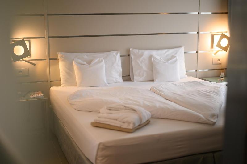 King Room with Spa Bath image 3