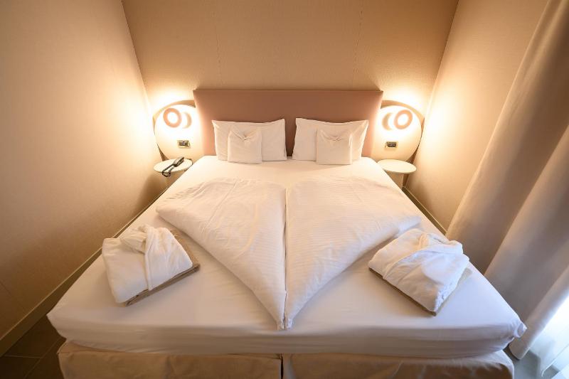 Junior Suite with Balcony image 2