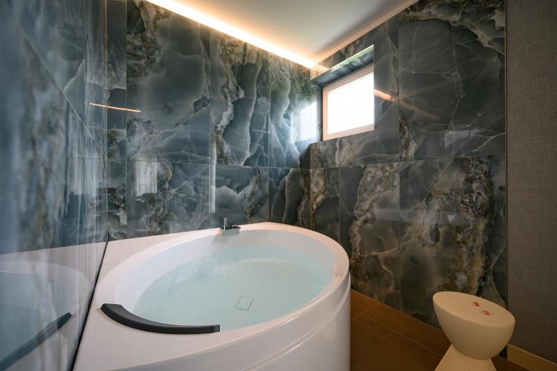 King Room with Spa Bath image 2
