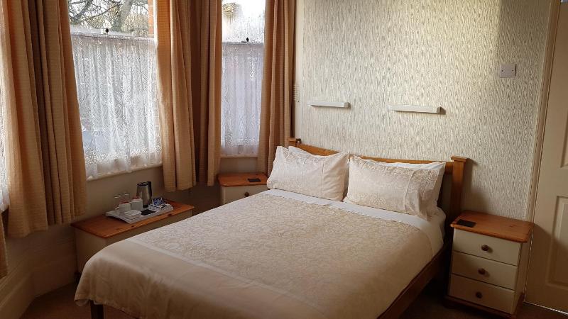 Double Room with En-Suite image 1