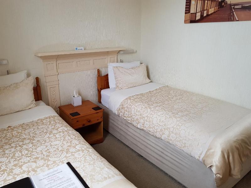Twin Room with En-Suite image 1