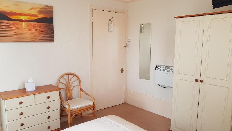 Double Room with En-Suite image 3