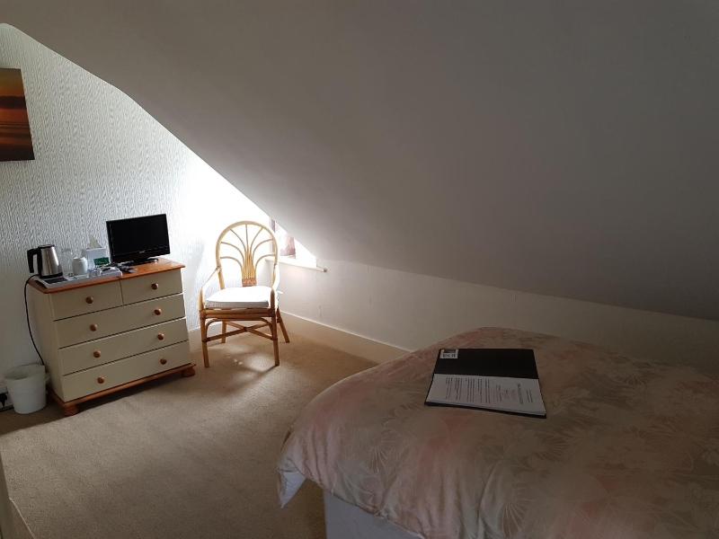 Single Room with Shared Bathroom image 3