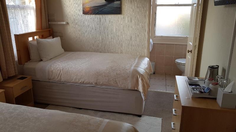 Twin Room with En-Suite image 3