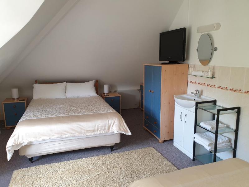 Quadruple Room with Shared Bathroom image 4