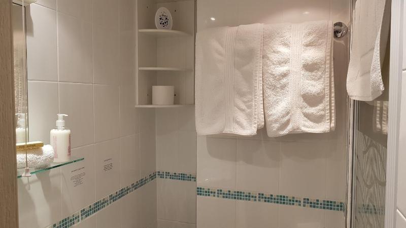 Double Room with En-Suite image 4