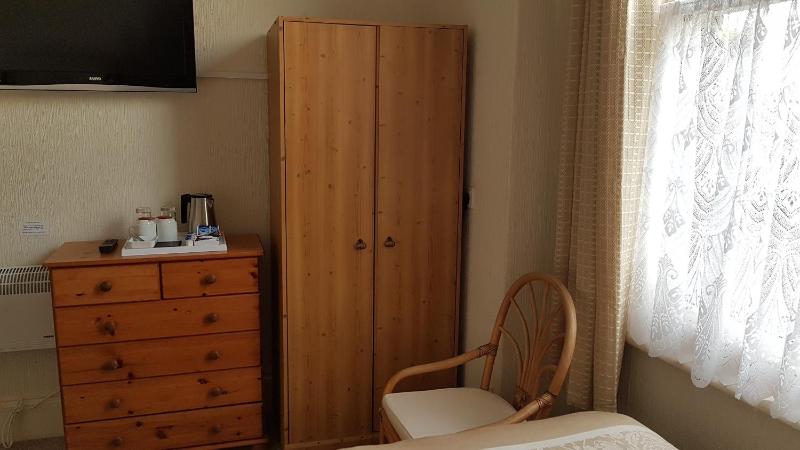Twin Room with En-Suite image 4