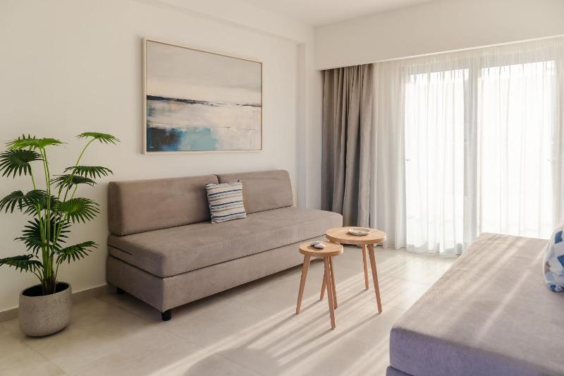 Superior Suite with Side Sea View image 1
