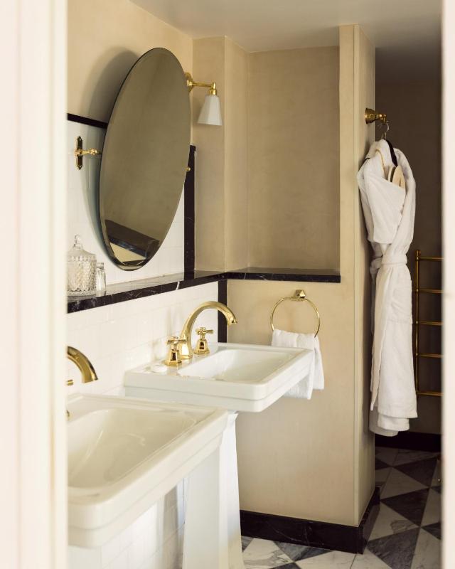 Deluxe Junior Suite image 4