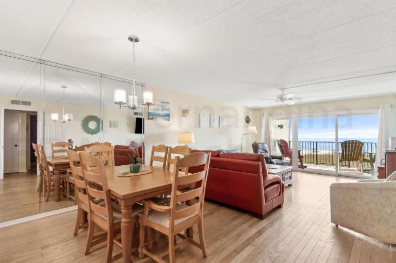 Beachfront 2nd floor unit. 2 bedroom 2 bath private balcony with sweeping ocean view - image 17
