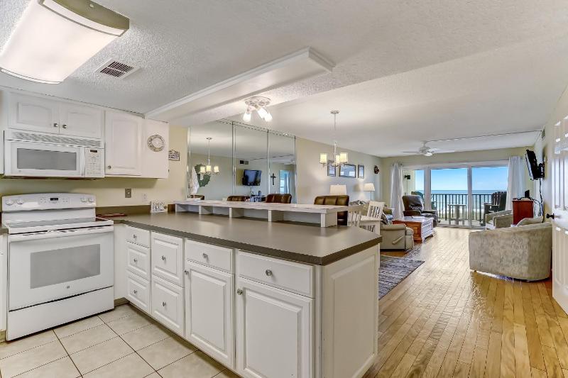 Beachfront 2nd floor unit. 2 bedroom 2 bath private balcony with sweeping ocean view - image 4