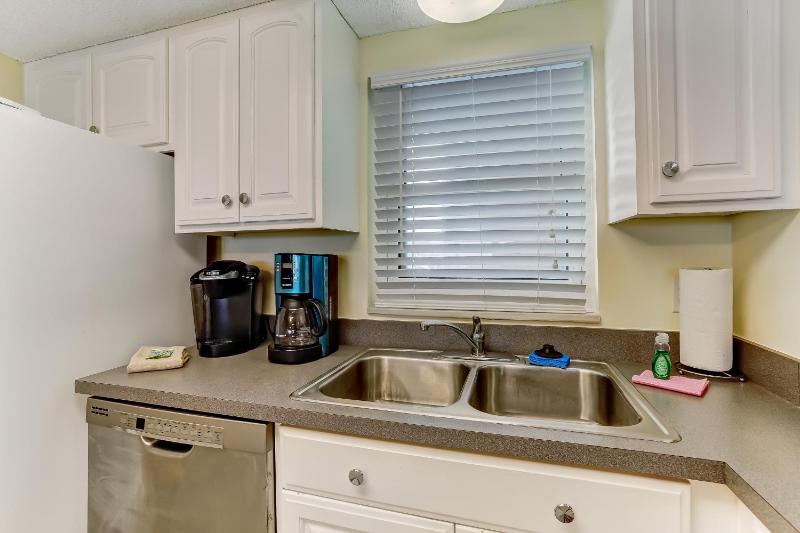 Beachfront 2nd floor unit. 2 bedroom 2 bath private balcony with sweeping ocean view - image 11