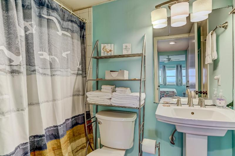 Beachfront 2nd floor unit. 2 bedroom 2 bath private balcony with sweeping ocean view - image 12