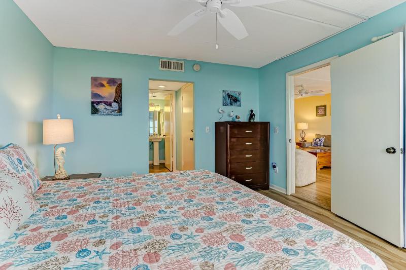 Beachfront 2nd floor unit. 2 bedroom 2 bath private balcony with sweeping ocean view - image 14