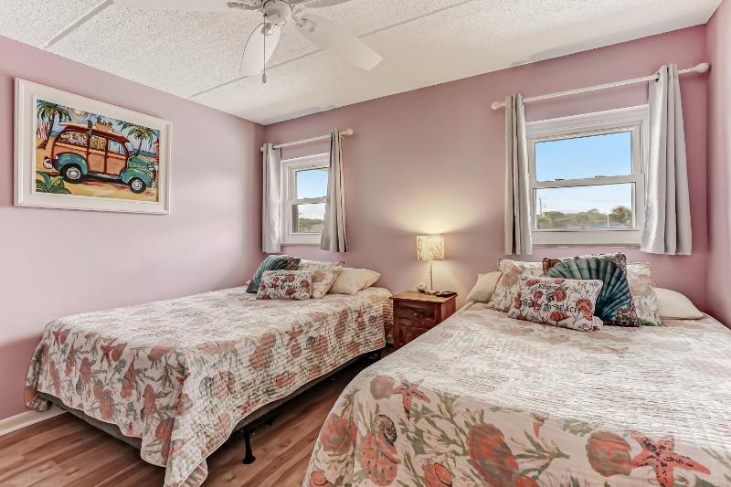 Beachfront 2nd floor unit. 2 bedroom 2 bath private balcony with sweeping ocean view - image 25
