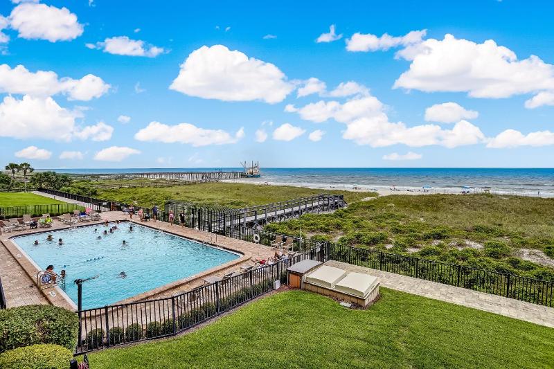 Beachfront 2nd floor unit. 2 bedroom 2 bath private balcony with sweeping ocean view - image 8