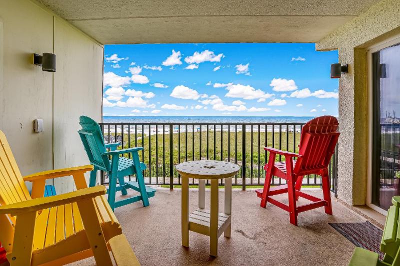 Beachfront 2nd floor unit. 2 bedroom 2 bath private balcony with sweeping ocean view - image 7