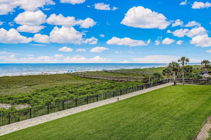 Beachfront 2nd floor unit. 2 bedroom 2 bath private balcony with sweeping ocean view - image 29