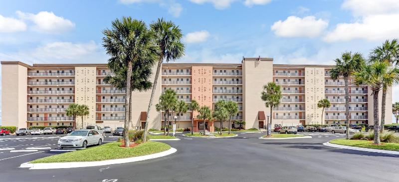 Beachfront 2nd floor unit. 2 bedroom 2 bath private balcony with sweeping ocean view - image 30