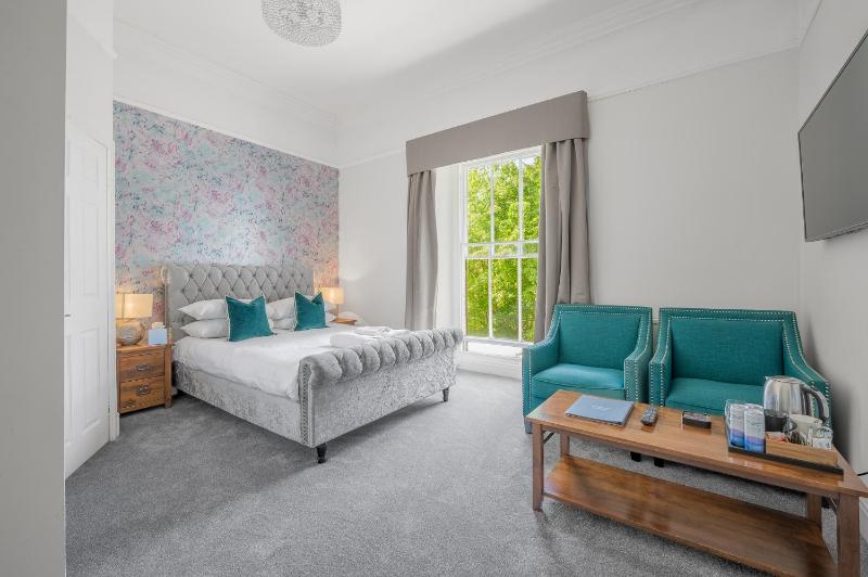 Superior King Room image 4