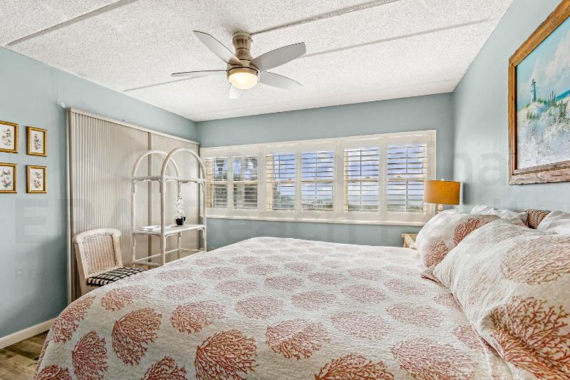 Ground floor Beachfront Corner Unit a few Steps from the Beach - image 3