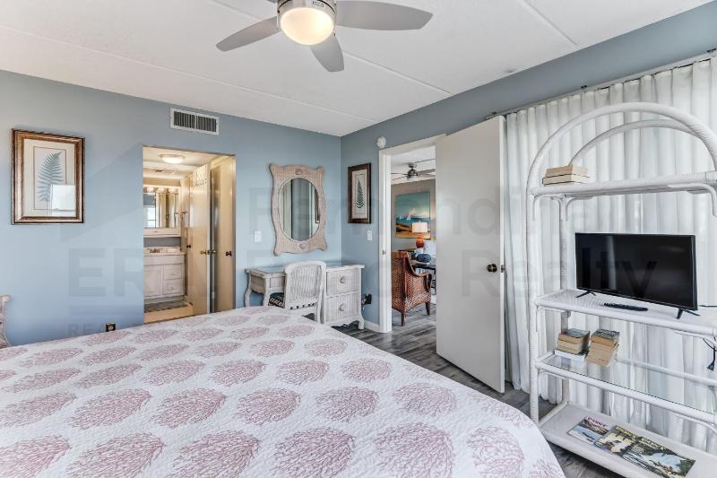 Ground floor Beachfront Corner Unit a few Steps from the Beach - image 13