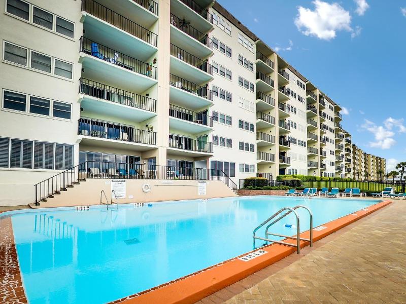 Ground floor Beachfront Corner Unit a few Steps from the Beach - image 2