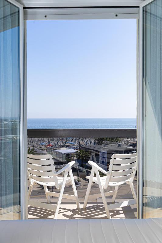 Double Room with Balcony and Sea View image 2