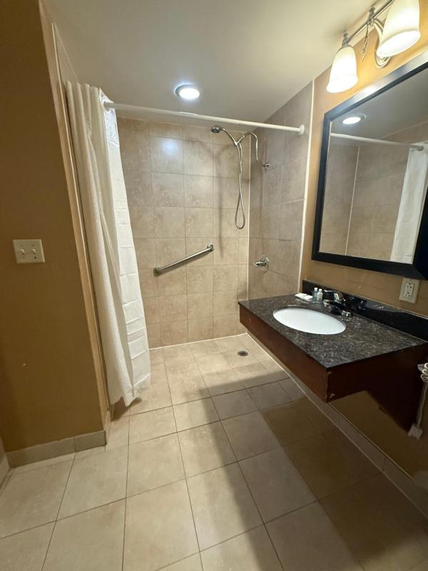 Queen Room - Accessible/Nonsmoking image 2