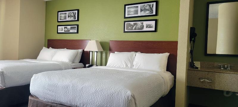 Queen Room with Two Queen Beds - Non-Smoking image 3