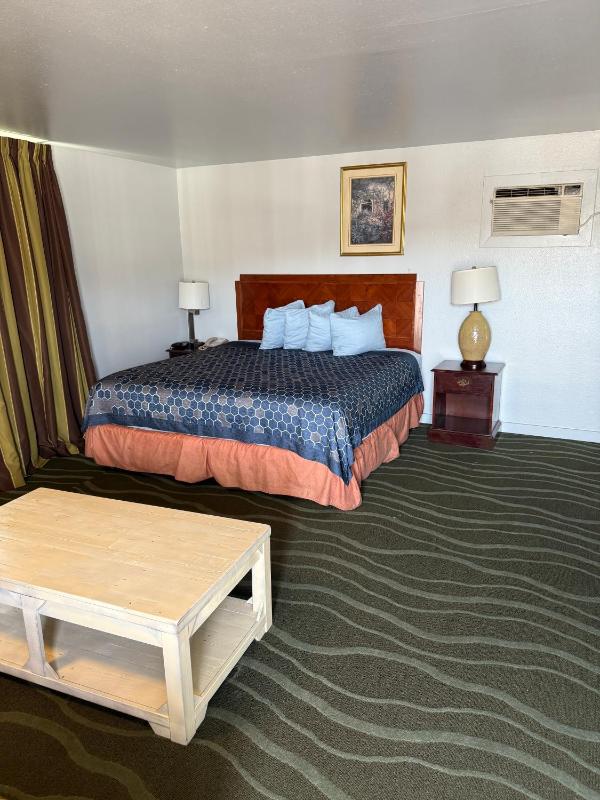 La Hacienda Motel - image 12