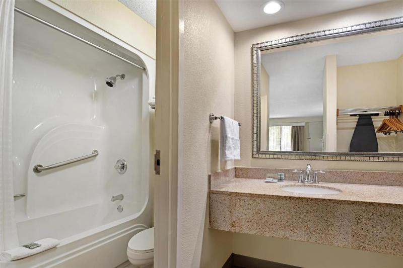 King Room - Non-Smoking image 2