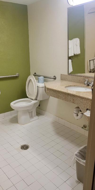 Queen Room with Accessible Tub - Accessible/Non-Smoking image 2