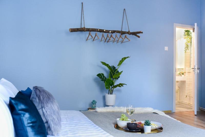 Central Charm and Modern Style- Elegant Stay in the Historic Bucharest - image 6