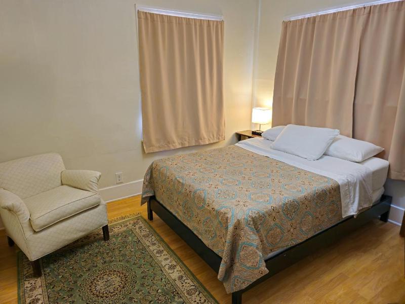 Standard Double Room with Shared Bathroom image 2
