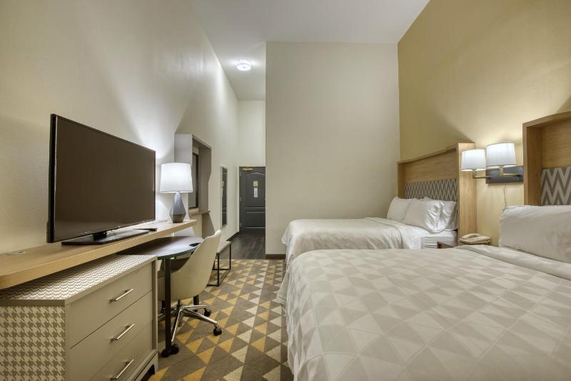Standard Queen Room with Two Queen Beds - Top Floor image 2