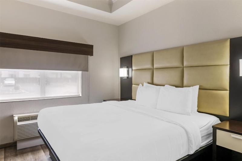 King Suite with Sofa Bed - Disability Access - Non smoking image 2