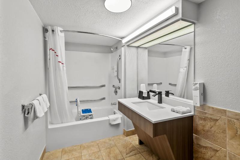 Deluxe Room with Two Double Beds Disability Access Non-Smoking image 2