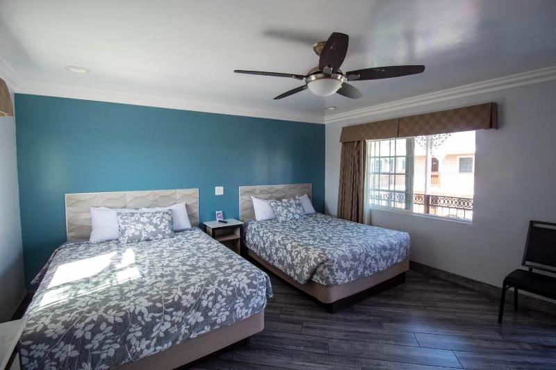 Queen Room with Two Queen Beds and Kitchen - Non-Smoking image 4